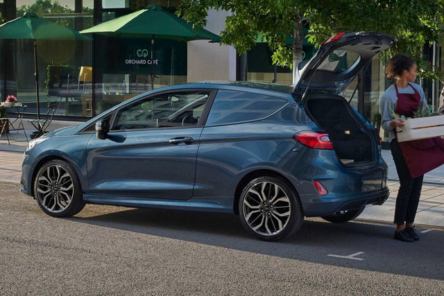 Chi tiết xe chở hàng giá rẻ Ford Fiesta Van 2022 - Hình 4 Chi tiet xe cho hang gia re Ford Fiesta Van 2022-Hinh-4