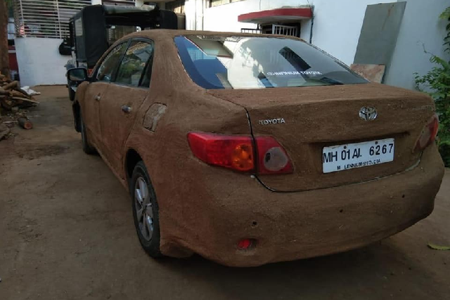 Hài hước Hyundai i20 Elite “mặc áo” phân bò để... chống nóng và trang trí - Hình 7 Hai huoc Hyundai i20 Elite “mac ao” phan bo de... chong nong va trang tri-Hinh-7