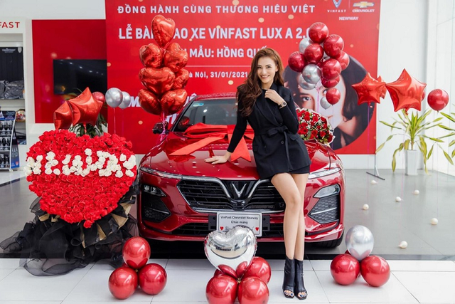 Siêu mẫu tậu VinFast Lux A2.0 giá hơn 1 tỷ chơi Tết Sieu mau tau VinFast Lux A2.0 gia hon 1 ty choi Tet