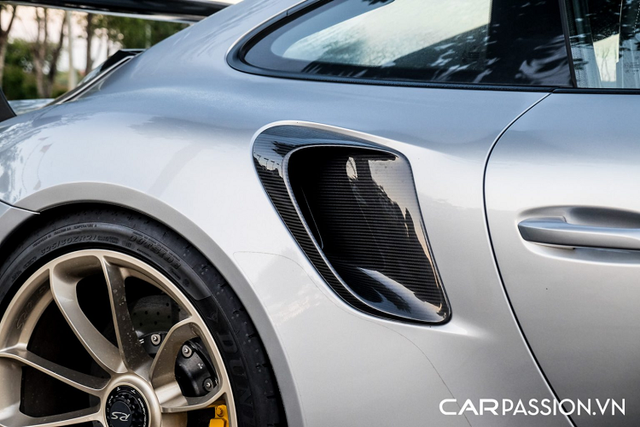 Xuất hiện siêu xe Porsche 911 GT2 RS của ông Đặng Lê Nguyên Vũ - Hình 5 Xuat hien sieu xe Porsche 911 GT2 RS cua ong Dang Le Nguyen Vu-Hinh-5