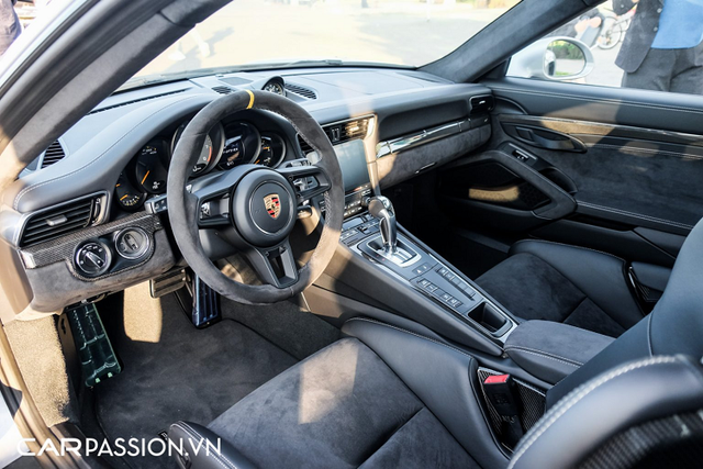 Xuất hiện siêu xe Porsche 911 GT2 RS của ông Đặng Lê Nguyên Vũ - Hình 6 Xuat hien sieu xe Porsche 911 GT2 RS cua ong Dang Le Nguyen Vu-Hinh-6