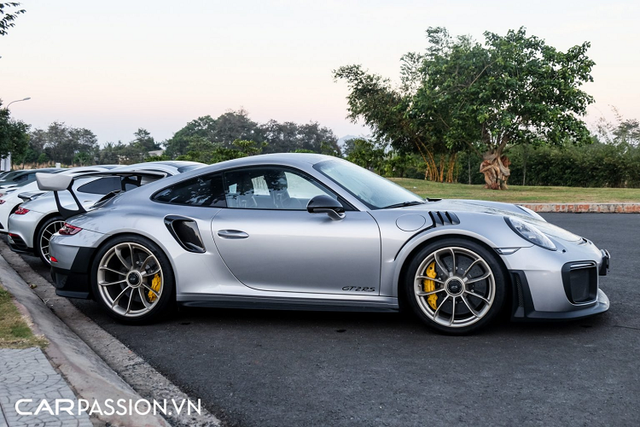 Xuất hiện siêu xe Porsche 911 GT2 RS của ông Đặng Lê Nguyên Vũ - Hình 11 Xuat hien sieu xe Porsche 911 GT2 RS cua ong Dang Le Nguyen Vu-Hinh-11