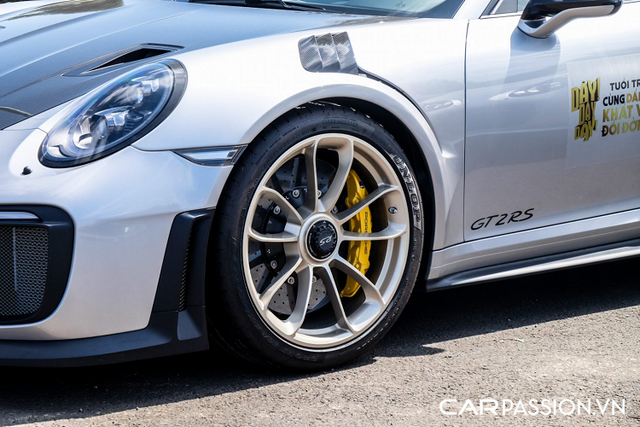 Xuất hiện siêu xe Porsche 911 GT2 RS của ông Đặng Lê Nguyên Vũ - Hình 10 Xuat hien sieu xe Porsche 911 GT2 RS cua ong Dang Le Nguyen Vu-Hinh-10