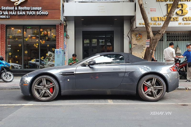 Sieu xe Aston Martin V8 Vantage Roadster doi chu 3 ty o Sai Gon-Hinh-6