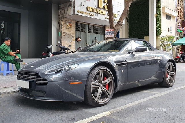 Sieu xe Aston Martin V8 Vantage Roadster doi chu 3 ty o Sai Gon-Hinh-3