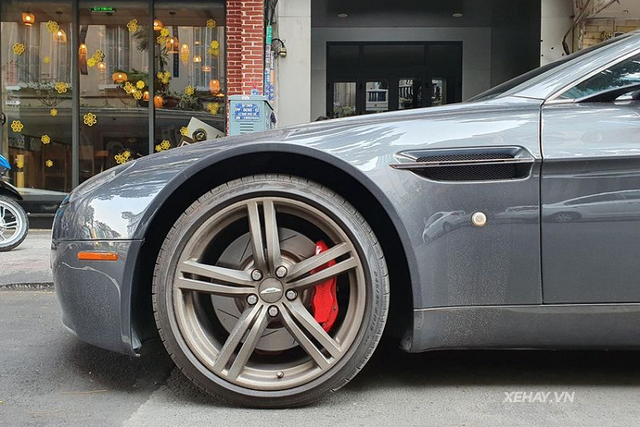 Sieu xe Aston Martin V8 Vantage Roadster doi chu 3 ty o Sai Gon-Hinh-4