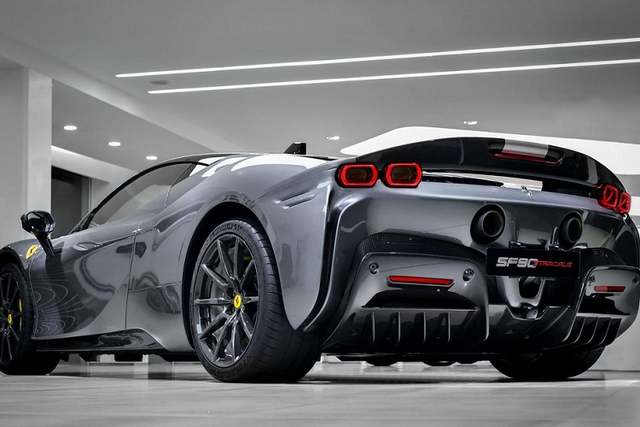 Ngắm siêu xe Ferrari SF90 hơn 22 tỷ đồng của đại gia Hồng Kông đầu - Hình 2 Ngam sieu xe Ferrari SF90 hon 22 ty dong cua dai gia Hong Kong dau-Hinh-2