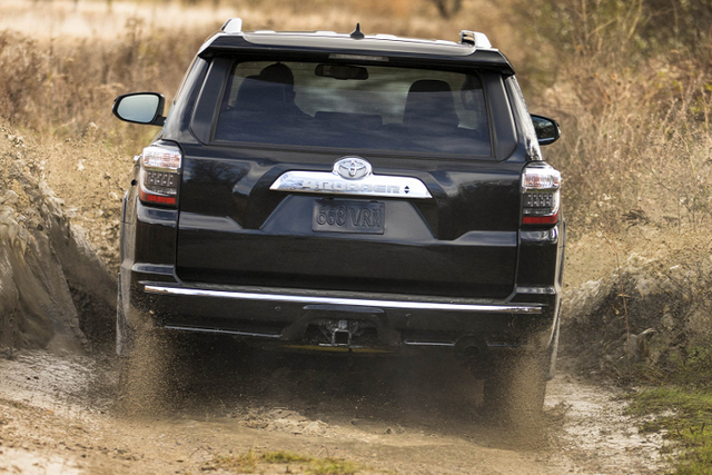 Toyota 4Runner 2013 nhập Mỹ, hơn 2 tỷ ở Sài Gòn có nên mua? - Hình 4 Toyota 4Runner 2013 nhap My, hon 2 ty o Sai Gon co nen mua?-Hinh-4