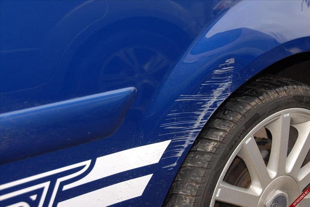 Dùng kem hay bút xóa có dọn sạch vết xước ôtô? Dung kem hay but xoa co don sach vet xuoc oto?