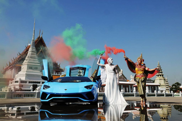 Lamborghini dua du an anh nghe thuat den chau A