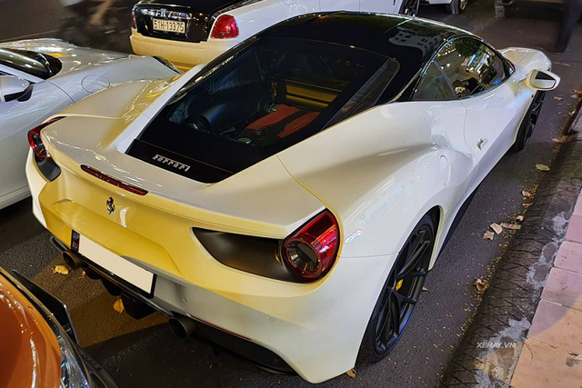 Ngắm Ferrari 488 GTB và Porsche 911 chục tỷ khoe dáng ở Sài Gòn - Hình 2 Ngam Ferrari 488 GTB va Porsche 911 chuc ty khoe dang o Sai Gon-Hinh-2