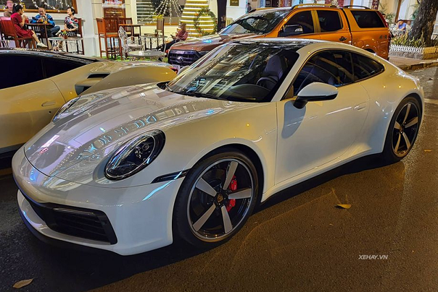 Ngắm Ferrari 488 GTB và Porsche 911 chục tỷ khoe dáng ở Sài Gòn - Hình 5 Ngam Ferrari 488 GTB va Porsche 911 chuc ty khoe dang o Sai Gon-Hinh-5