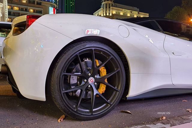 Ngắm Ferrari 488 GTB và Porsche 911 chục tỷ khoe dáng ở Sài Gòn - Hình 4 Ngam Ferrari 488 GTB va Porsche 911 chuc ty khoe dang o Sai Gon-Hinh-4