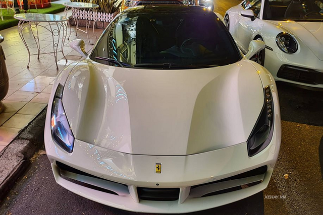 Ngắm Ferrari 488 GTB và Porsche 911 chục tỷ khoe dáng ở Sài Gòn - Hình 8 Ngam Ferrari 488 GTB va Porsche 911 chuc ty khoe dang o Sai Gon-Hinh-8