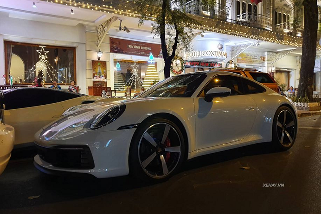 Ngắm Ferrari 488 GTB và Porsche 911 chục tỷ khoe dáng ở Sài Gòn - Hình 7 Ngam Ferrari 488 GTB va Porsche 911 chuc ty khoe dang o Sai Gon-Hinh-7