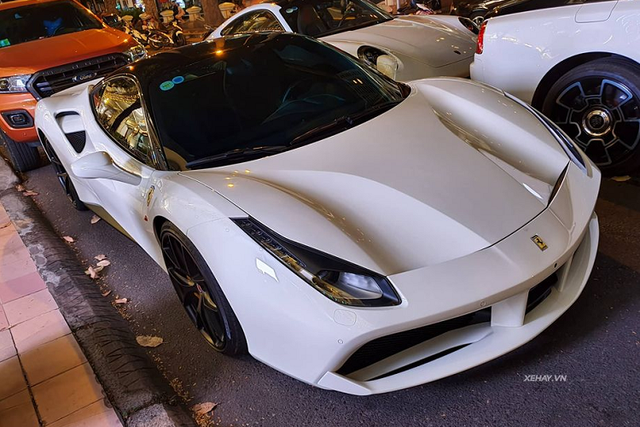 Ngắm Ferrari 488 GTB và Porsche 911 chục tỷ khoe dáng ở Sài Gòn - Hình 3 Ngam Ferrari 488 GTB va Porsche 911 chuc ty khoe dang o Sai Gon-Hinh-3