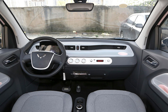 Xe oto Wuling Hongguang Mini EV gia 100 trieu dong chay hang-Hinh-3