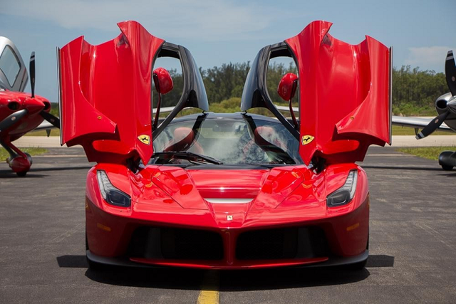 Cận cảnh Ferrari LaFerrari giá lên tới hơn 200 tỷ đồng của đại gia Việt Can canh Ferrari LaFerrari gia len toi hon 200 ty dong cua dai gia Viet