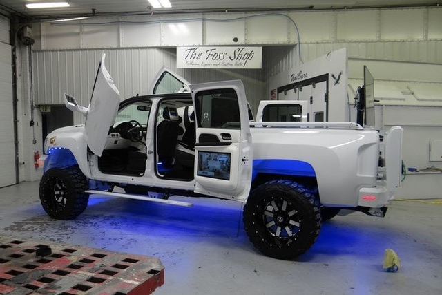 Những bản độ xe bán tải quá đà trở nên lố bịch - Hình 5 Nhung ban do xe ban tai qua da tro nen lo bich-Hinh-5