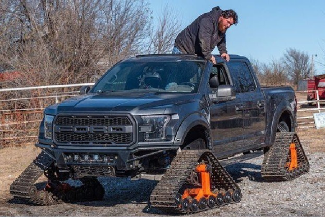 Những bản độ xe bán tải quá đà trở nên lố bịch - Hình 10 Nhung ban do xe ban tai qua da tro nen lo bich-Hinh-10