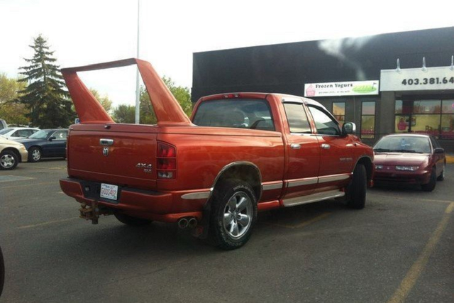 Những bản độ xe bán tải quá đà trở nên lố bịch - Hình 7 Nhung ban do xe ban tai qua da tro nen lo bich-Hinh-7