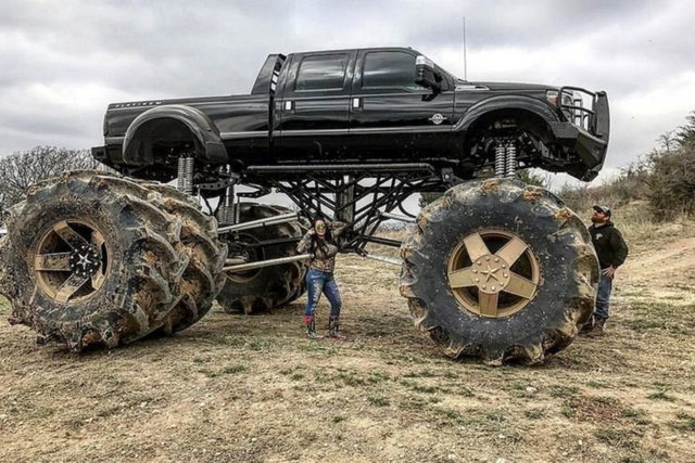 Những bản độ xe bán tải quá đà trở nên lố bịch - Hình 13 Nhung ban do xe ban tai qua da tro nen lo bich-Hinh-13