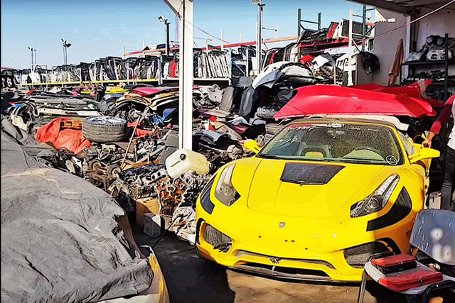 "Xót xa" ngắm hàng loạt siêu xe hàng hiếm, triệu đô vứt xó tại UAE Các quốc gia khu vực Trung Đông được xem là "kinh đô siêu xe" của thế giới. Trong đó, UAE (Các tiểu Vương quốc Ả rập Thống nhất) là nơi quy tụ nhiều siêu xe nhất với 2 thành phố là Abu Dhabi và Dubai. Do tỷ lệ xuất hiện quá cao, siêu xe tại quốc gia này không còn là thứ quá đặc biệt. Thậm chí, chúng còn bị bỏ quên trong garage hay bị vứt bên đường sau tai nạn dù là siêu xe hàng hiếm.