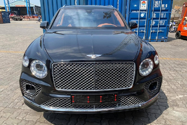 Chi tiết Bentley Bentayga V8 2021 giá hơn chục tỷ đồng vừa về Việt Nam Chi tiet Bentley Bentayga V8 2021 gia hon chuc ty dong vua ve Viet Nam