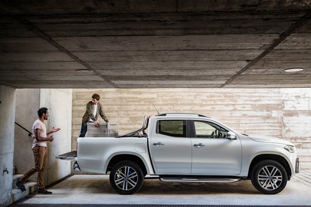 Xot xa 125 chiec Mercedes-Benz X-Class moi cung bi tieu huy-Hinh-2