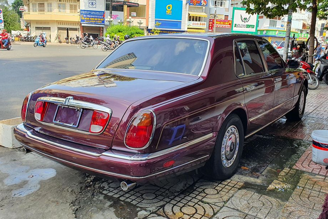 Cận cảnh Rolls-Royce Silver Seraph 1999 giá hơn 7 tỷ ở TP HCM - Hình 2 Can canh Rolls-Royce Silver Seraph 1999 gia hon 7 ty o TP HCM-Hinh-2