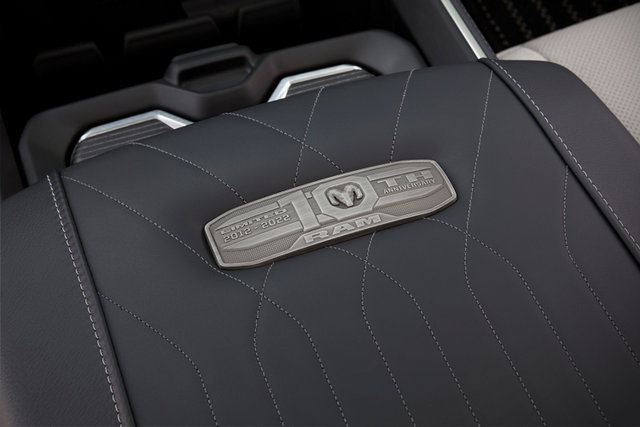 Ram 1500 Limited 2022 bản kỷ niệm 10 năm giá hơn 1,37 tỷ đồng - Hình 2 Ram 1500 Limited 2022 ban ky niem 10 nam gia hon 1,37 ty dong-Hinh-2