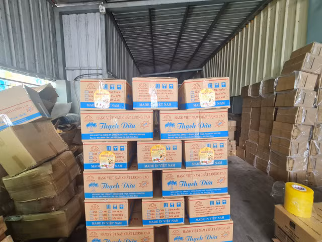 Cong ty Thuc pham Hoa Sen xa thai: Chinh quyen dia phuong bat luc, nguoi dan khon kho?-Hinh-4