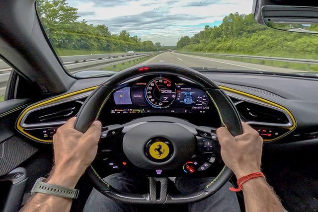 Đại gia Việt lái Ferrari 296 GTS hơn 23 tỷ ở Vũng Tàu - Hình 5 Dai gia Viet lai Ferrari 296 GTS hon 23 ty o Vung Tau-Hinh-5