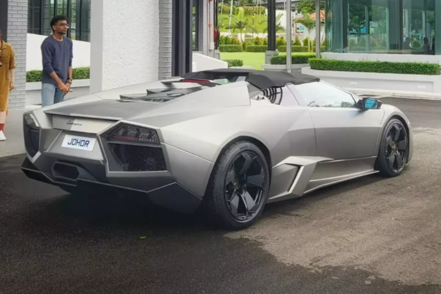 Cận cảnh Lamborghini Reventon Roadster đặc biệt của Hoàng tử Malaysia - Hình 3 Can canh Lamborghini Reventon Roadster dac biet cua Hoang tu Malaysia-Hinh-3