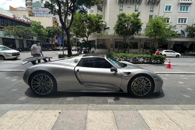 Mê mẩn dàn siêu xe khủng của đại gia Sài Gòn xuống phố - Hình 5 Me man dan sieu xe khung cua dai gia Sai Gon xuong pho-Hinh-5