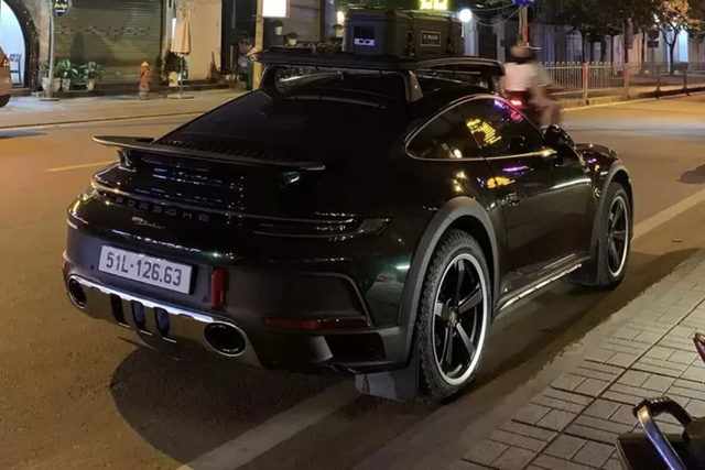Mê mẩn Porsche 911 Dakar màu lạ hơn 16 tỷ tại Việt Nam - Hình 3 Me man Porsche 911 Dakar mau la hon 16 ty tai Viet Nam-Hinh-3