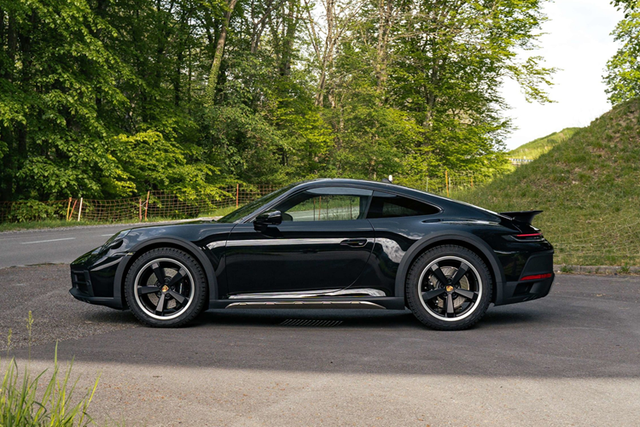 Mê mẩn Porsche 911 Dakar màu lạ hơn 16 tỷ tại Việt Nam - Hình 5 Me man Porsche 911 Dakar mau la hon 16 ty tai Viet Nam-Hinh-5