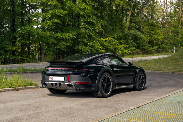 Mê mẩn Porsche 911 Dakar màu lạ hơn 16 tỷ tại Việt Nam - Hình 6 Me man Porsche 911 Dakar mau la hon 16 ty tai Viet Nam-Hinh-6