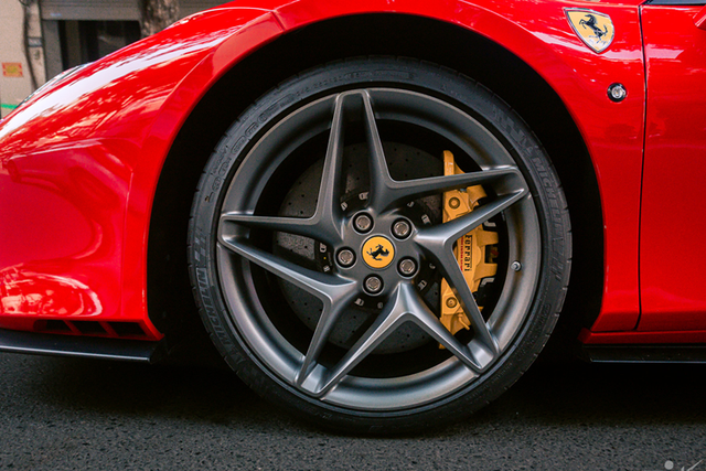 Hot girl tóc đỏ cầm lái Ferrari F8 Spider bạc tỷ ở Hà Nội - Hình 4 Hot girl toc do cam lai Ferrari F8 Spider bac ty o Ha Noi-Hinh-4