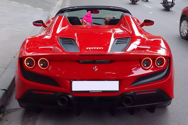 Hot girl toc do cam lai Ferrari F8 Spider bac ty o Ha Noi-Hinh-2
