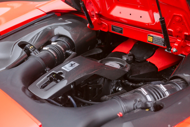 Hot girl tóc đỏ cầm lái Ferrari F8 Spider bạc tỷ ở Hà Nội - Hình 6 Hot girl toc do cam lai Ferrari F8 Spider bac ty o Ha Noi-Hinh-6