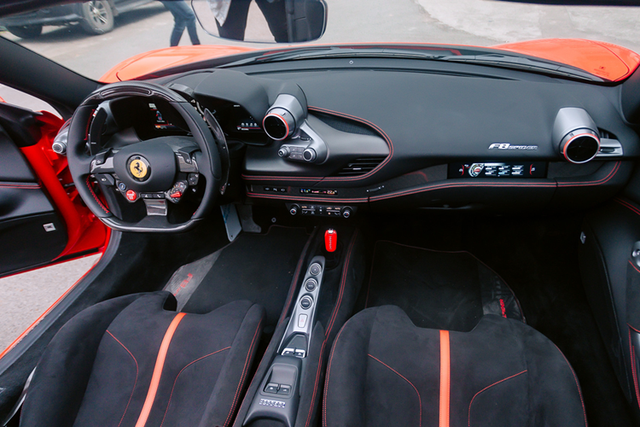 Hot girl tóc đỏ cầm lái Ferrari F8 Spider bạc tỷ ở Hà Nội - Hình 5 Hot girl toc do cam lai Ferrari F8 Spider bac ty o Ha Noi-Hinh-5