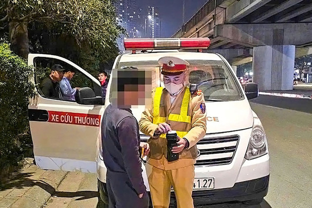 Che tai nao cho xe cuu thuong vi pham giao thong?