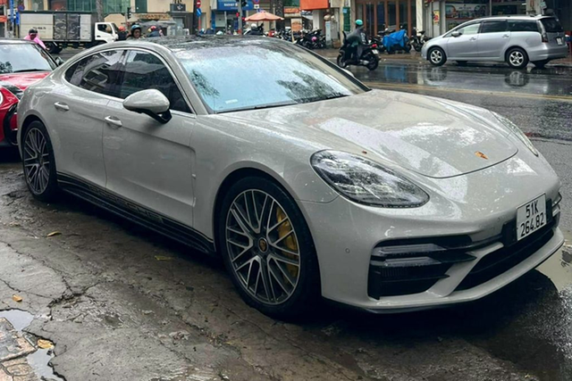 Porsche Panamera Turbo S 'tình cũ' của đại gia Vũ còn hơn 9 tỷ đồng - Hình 7 Porsche Panamera Turbo S 'tinh cu' cua dai gia Vu con hon 9 ty dong-Hinh-7