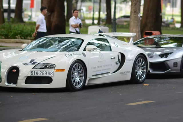 Kỷ niệm 13 năm siêu phẩm Bugatti Veyron gần 50 tỷ có mặt tại Việt Nam Ky niem 13 nam sieu pham Bugatti Veyron gan 50 ty co mat tai Viet Nam