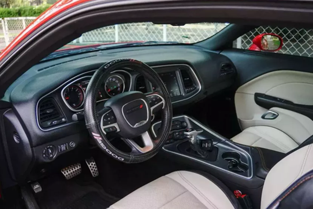 Hàng hiếm Dodge Challenger SXT rao bán hơn 2 tỷ - Hình 4 Hang hiem Dodge Challenger SXT rao ban hon 2 ty-Hinh-4