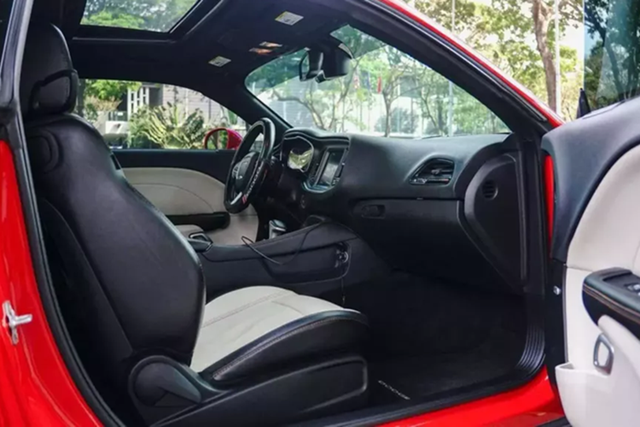 Hàng hiếm Dodge Challenger SXT rao bán hơn 2 tỷ - Hình 5 Hang hiem Dodge Challenger SXT rao ban hon 2 ty-Hinh-5