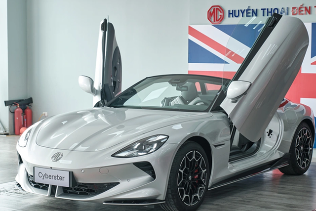 MG Cyberster điện Trung Quốc giá 3,2 tỷ đã về tay đại gia Sài Thành - Hình 3 MG Cyberster dien Trung Quoc gia 3,2 ty da ve tay dai gia Sai Thanh-Hinh-3