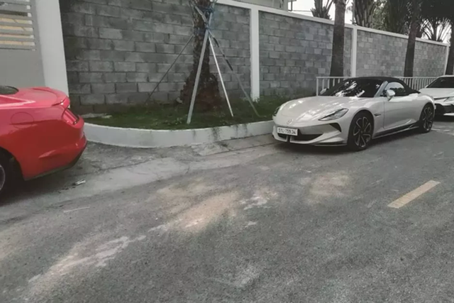 MG Cyberster điện Trung Quốc giá 3,2 tỷ đã về tay đại gia Sài Thành - Hình 2 MG Cyberster dien Trung Quoc gia 3,2 ty da ve tay dai gia Sai Thanh-Hinh-2