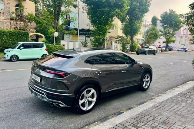 Siêu xe Lamborghini Urus chạy 1.345km giá hơn 10 tỷ - Hình 6 Sieu xe Lamborghini Urus chay 1.345km gia hon 10 ty-Hinh-6
